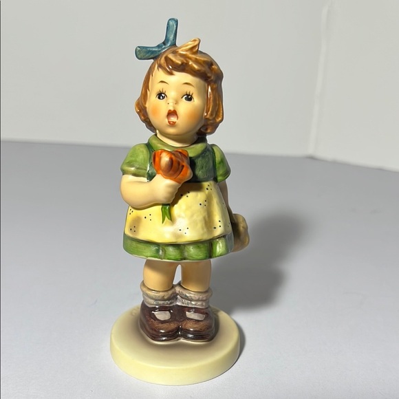 Hummel Girl Figure “The Surprise” Bee 🐝 Mark. GH103 - Picture 1 of 8